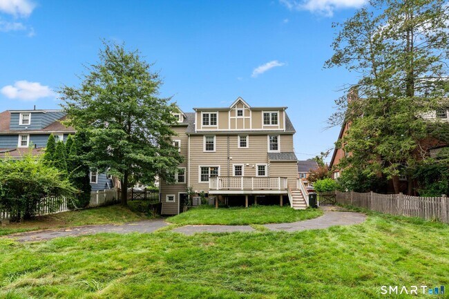 Building Photo - 12 Middlefield Dr