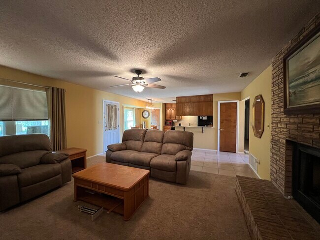 Building Photo - 2108 Selma Dr