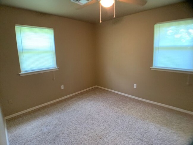 Building Photo - Northwest OKC 3 Bed 2 Bath For Rent!