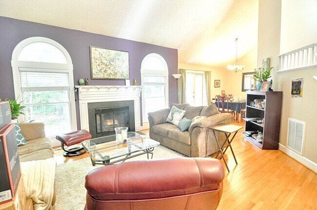 Building Photo - 3 bedroom Cul-de-sac Townhouse