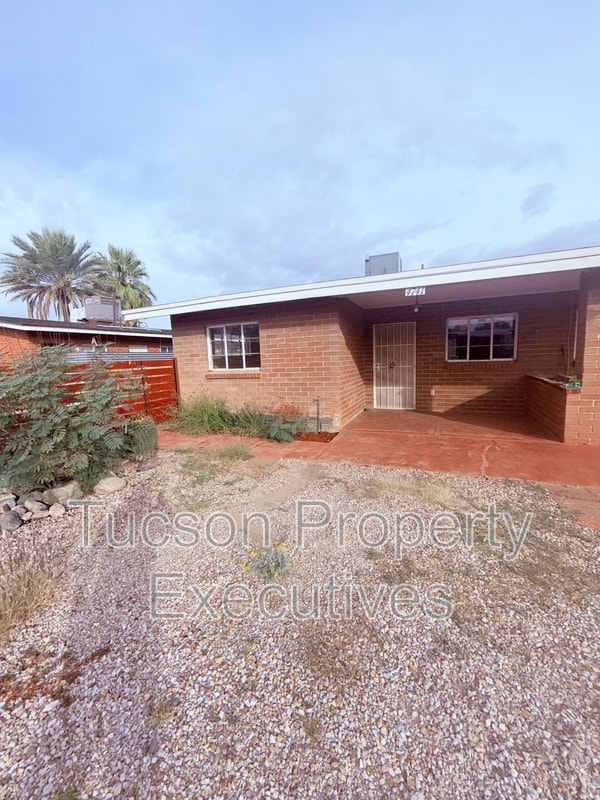 Building Photo - 4741 E 2nd St