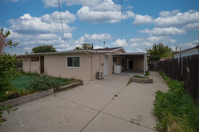 Building Photo - Charming 3 Bedrooms 2 Bathrooms Home $3,50...