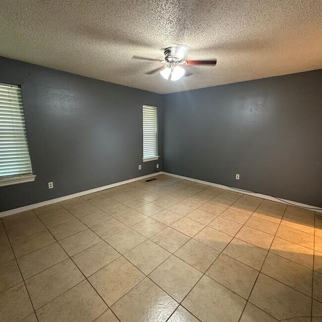 Building Photo - 6928 Woodlake Dr