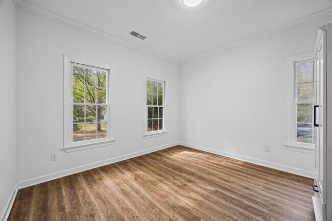 Building Photo - Prime Charlotte Location!