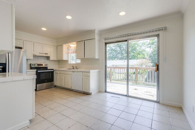 Building Photo - 4 bedroom house close to CSU