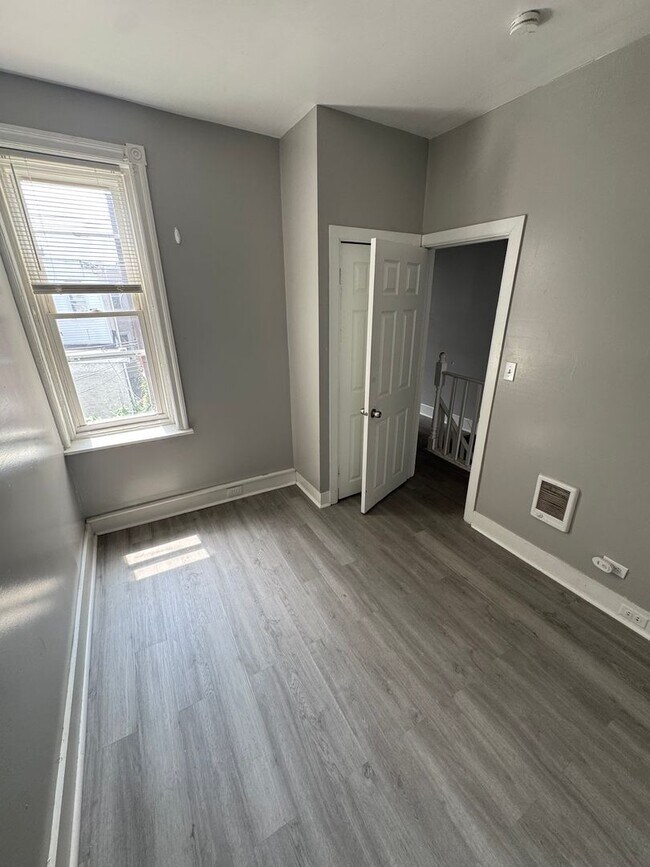 Building Photo - 2 bedroom 1 bath w/ an additional room