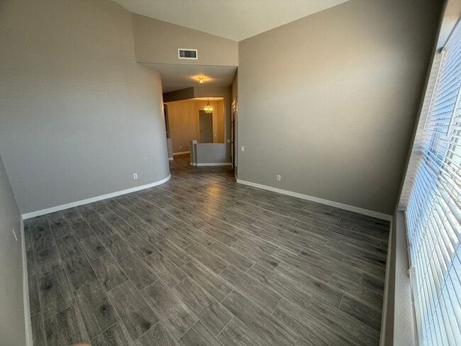 Building Photo - UPDATED BEAUTY IN GARDEN LAKES
