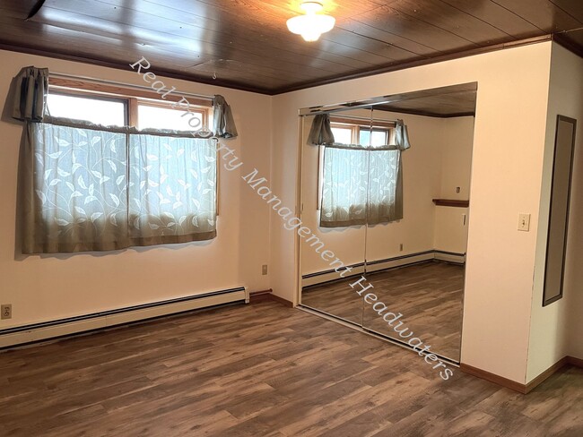 Building Photo - 4+ Bedroom 3-1/2 Bath House for Rent