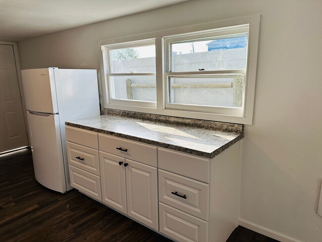 Building Photo - 415 16th St W