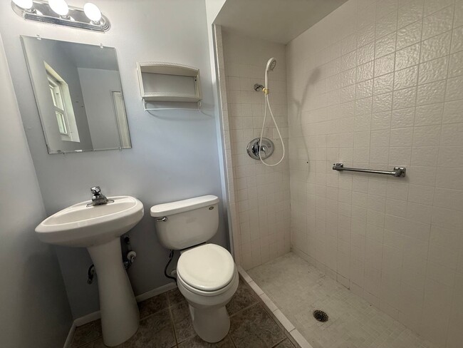 Building Photo - 3 Bedroom 2 Bathroom Updated Deltona Home GREAT Location Available IMMDEIATELY!!