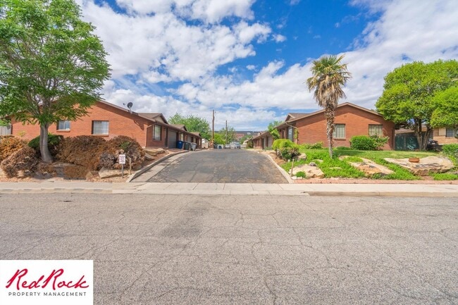 Building Photo - Remodeled 2 Bedroom Townhome. Pet Friendly!