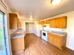 Building Photo - Bothell Duplex w/ Spacious Yard