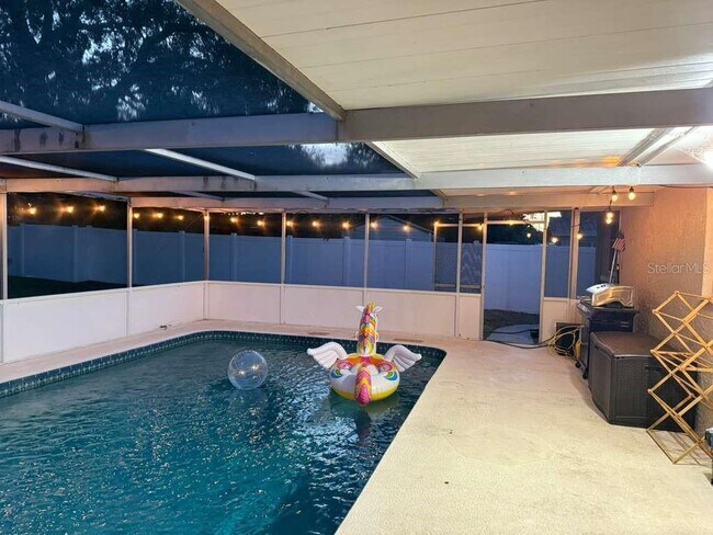 Building Photo - 2021 Valley Dr