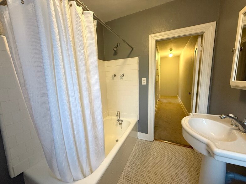 Building Photo - 1137 Keniston Ave