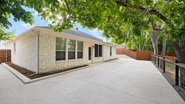 Building Photo - 2310 Summer Brook Dr