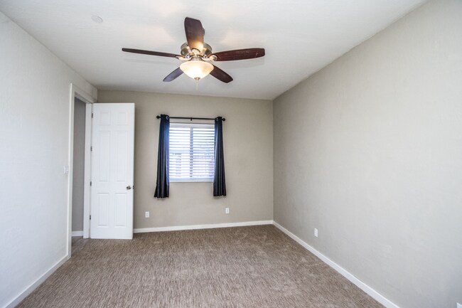 Building Photo - 3609 N Navajo Trail