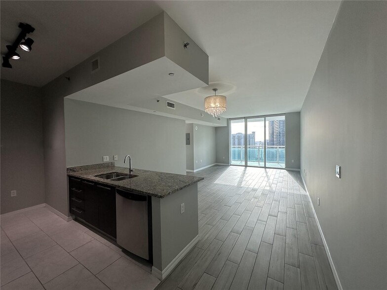 Building Photo - 950 Brickell Bay Dr