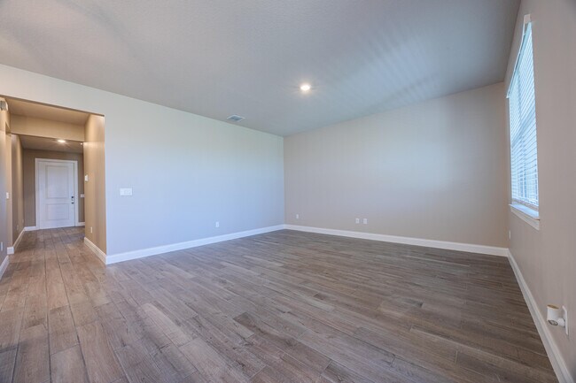 Building Photo - 6616 Cloverdale Ave