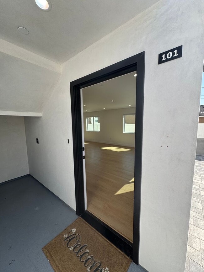 Building Photo - Spacious 1000 sq ft First-Floor Back ADU i...