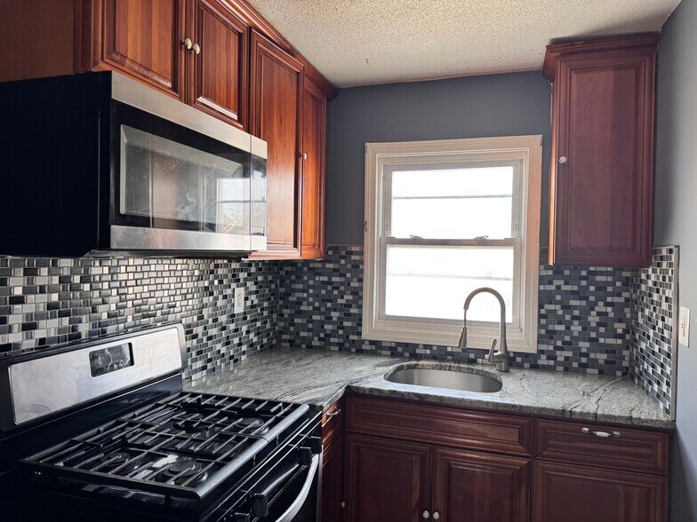 Building Photo - 18 Hall St