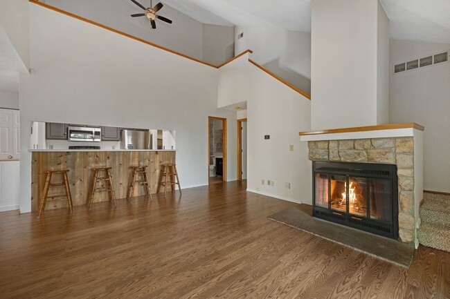 Building Photo - Spacious 3BR/3BA Condo w/ Loft & Vaulted Ceilings!