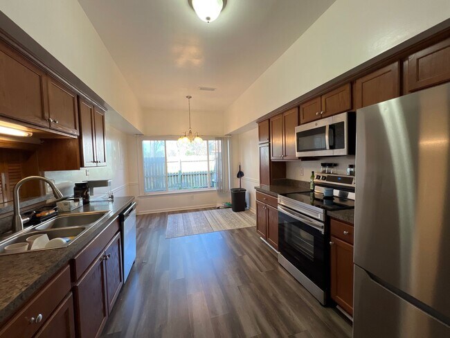Building Photo - Spacious HOLLAND MEADOWS townhome