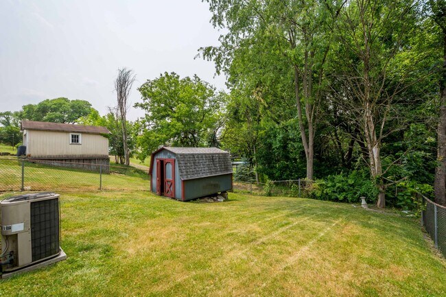 Building Photo - AVAILABLE MAY 1ST! GORGEOUS 3 BEDROOM IN CARNEGIE!!