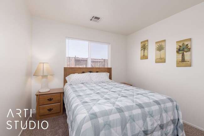 Building Photo - Short term fully furnished 3-bedroom 2 bat...