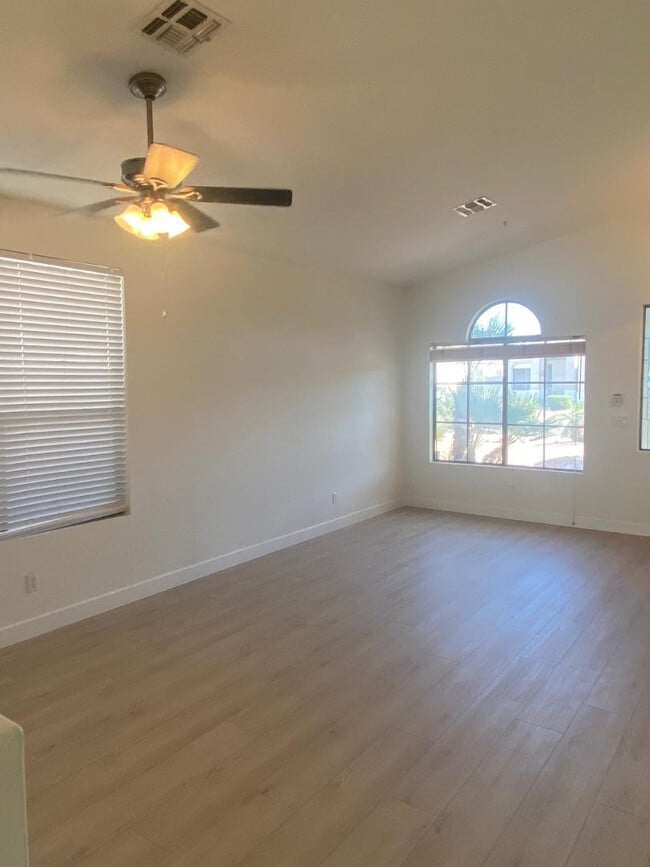 Building Photo - 8122 E Theresa Dr