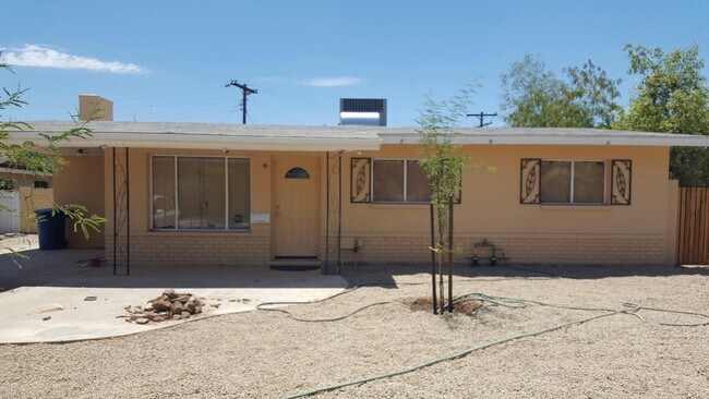 Building Photo - 2412 S Stanley Pl