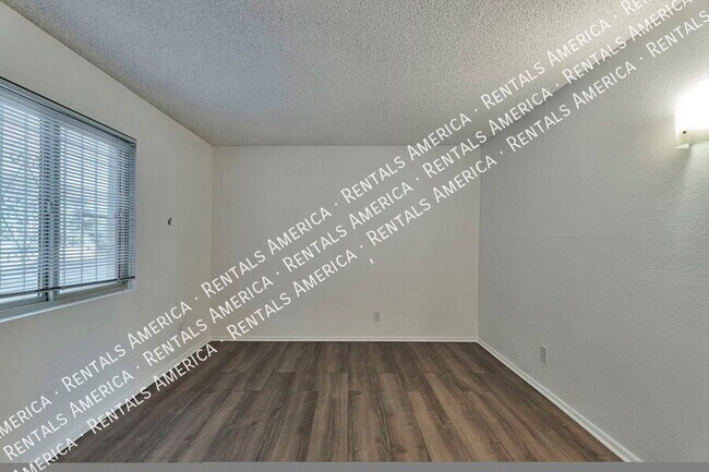 Building Photo - 749 E 6th St