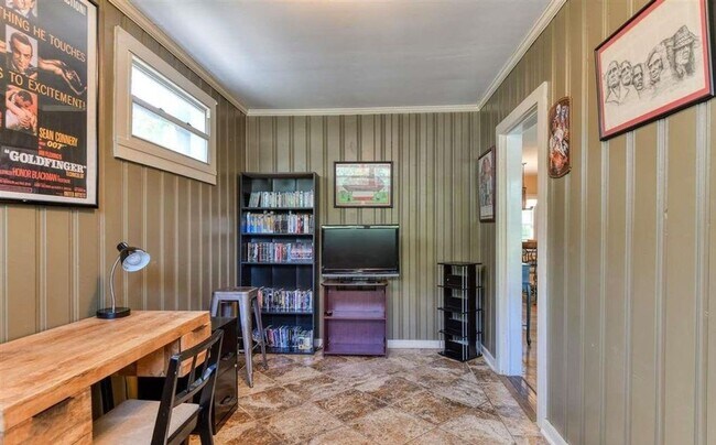 Building Photo - Beautiful three Bedroom One Bathroom For Rent