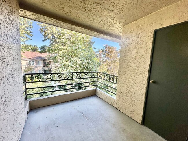 Building Photo - Bright and Gorgeous Condo in UTC near UCSD!!