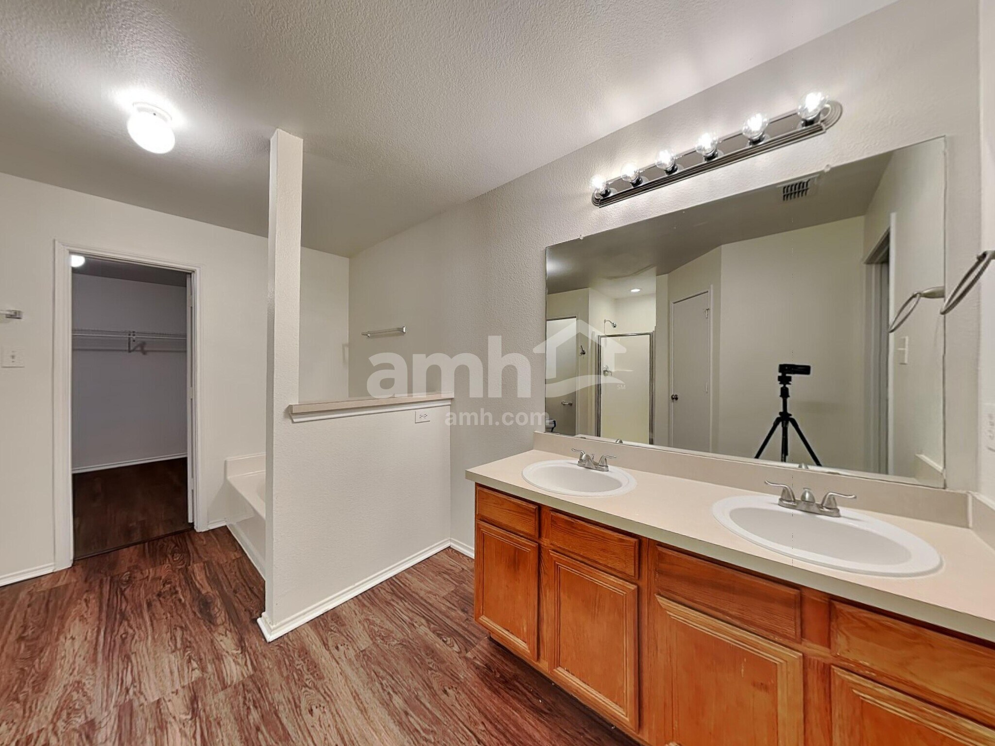 Building Photo - 1036 Cove Hollow Dr