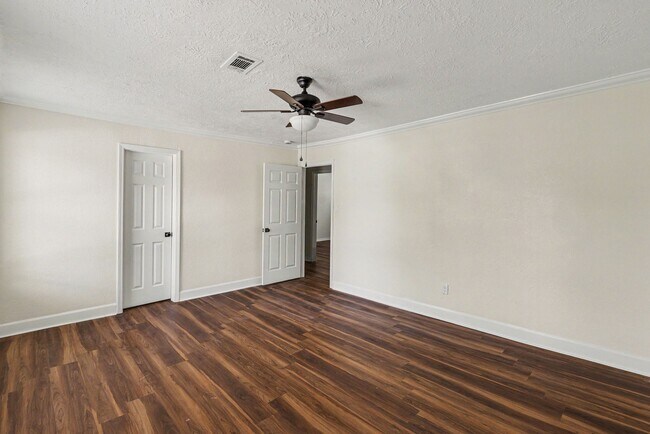 Building Photo - 2430 Summer Spring Dr