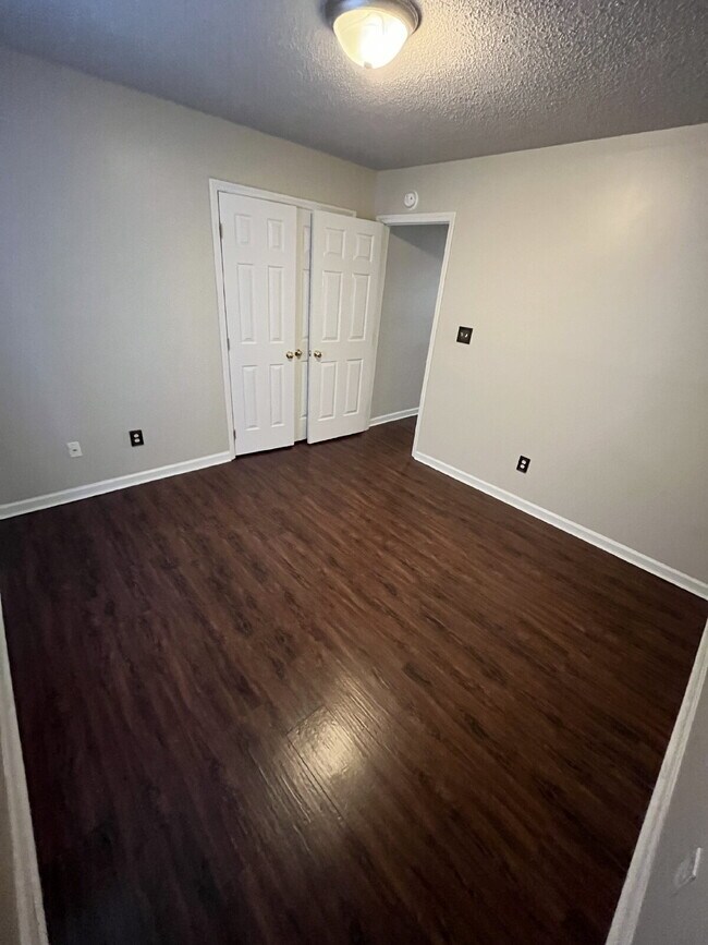 Building Photo - "Charming 2-Bed, 2-Bath Retreat in High Point's Peaceful Ambassador Court!"