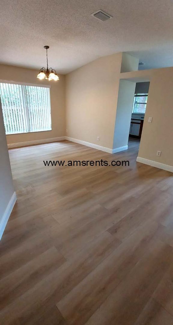 Building Photo - Spacious 3 bedroom 2 bath in Apopka