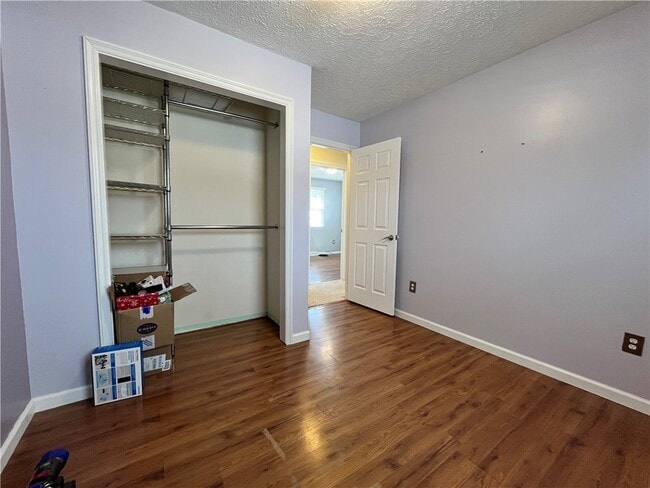 Building Photo - 28 Willow Dr