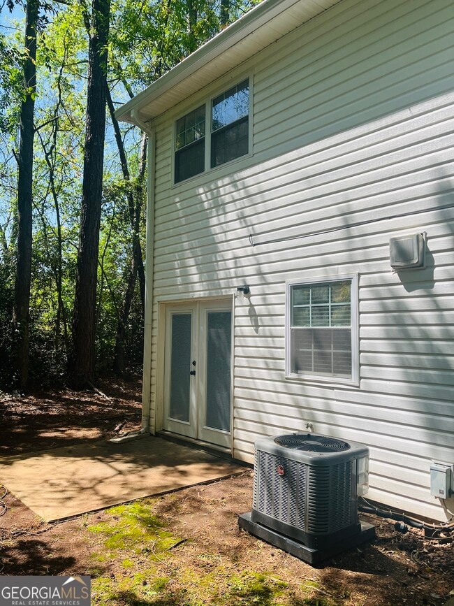 Building Photo - 611 Elm St