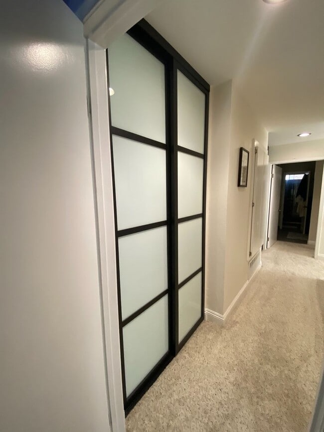 Building Photo - 3 bed, 2 1/2 bath fully remodeled unit in East Simi Valley