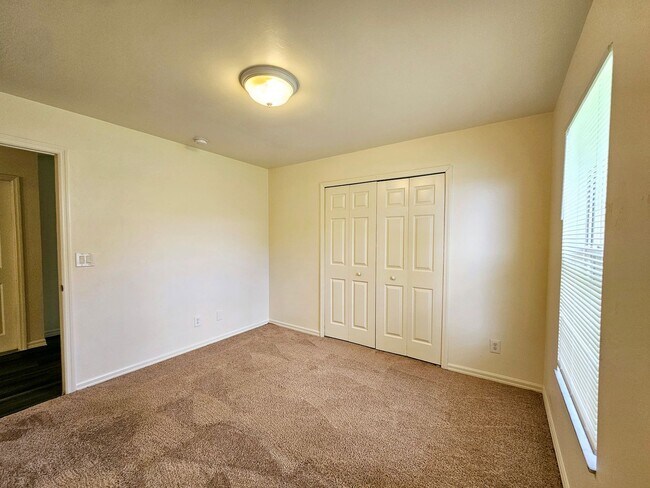 Building Photo - 2 Bedroom + Den Duplex