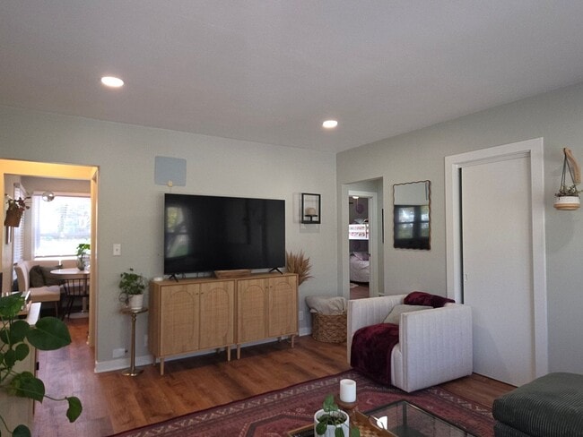 Building Photo - Updated Tosa 2 bedroom townhouse