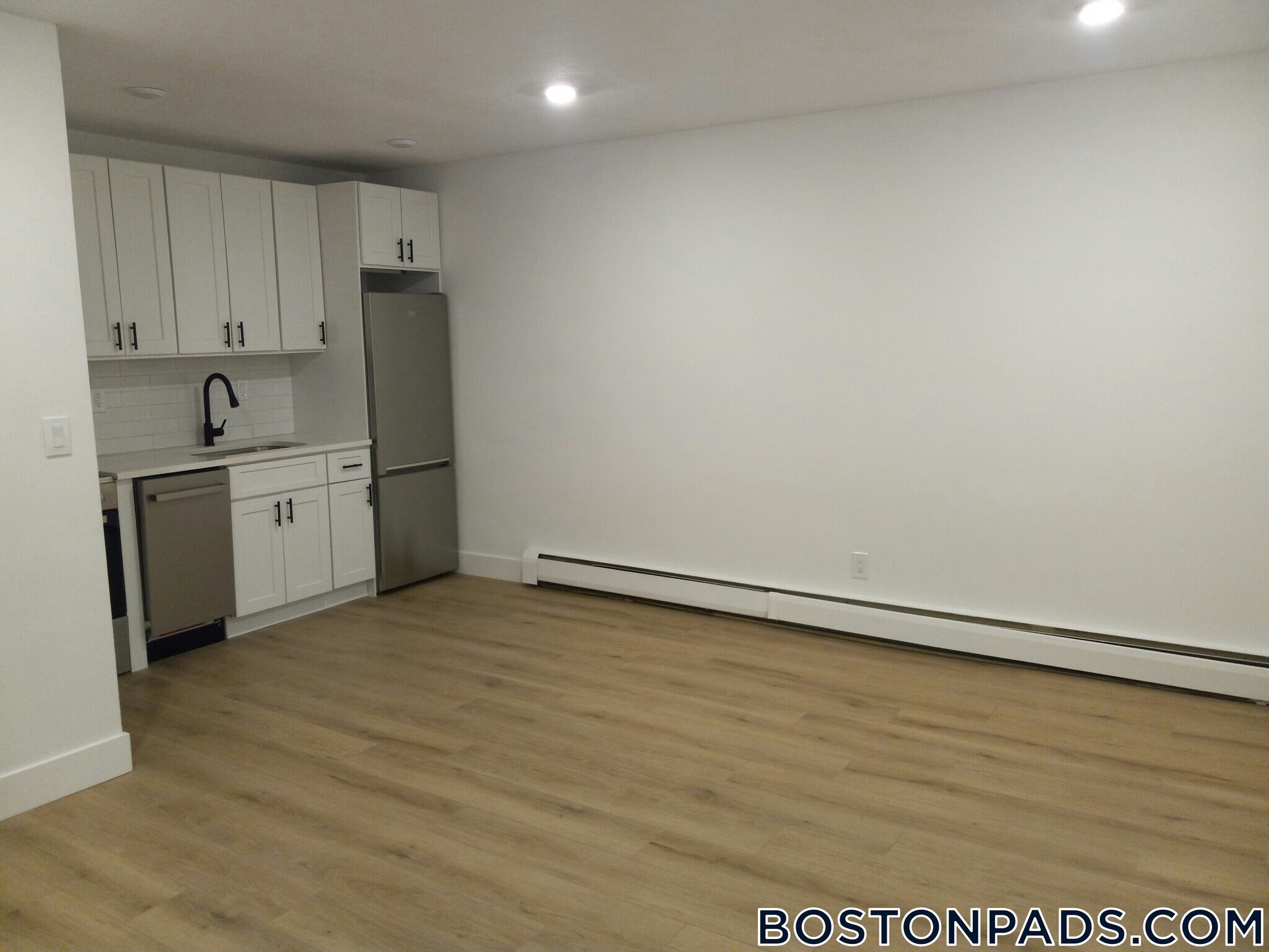 Building Photo - 740 E 7th St