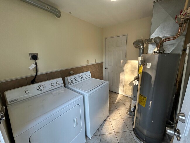 Building Photo - 3836 W 117th St