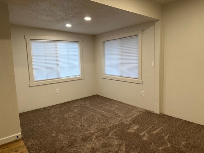 Building Photo - Half Off First Month's Full Rent!!