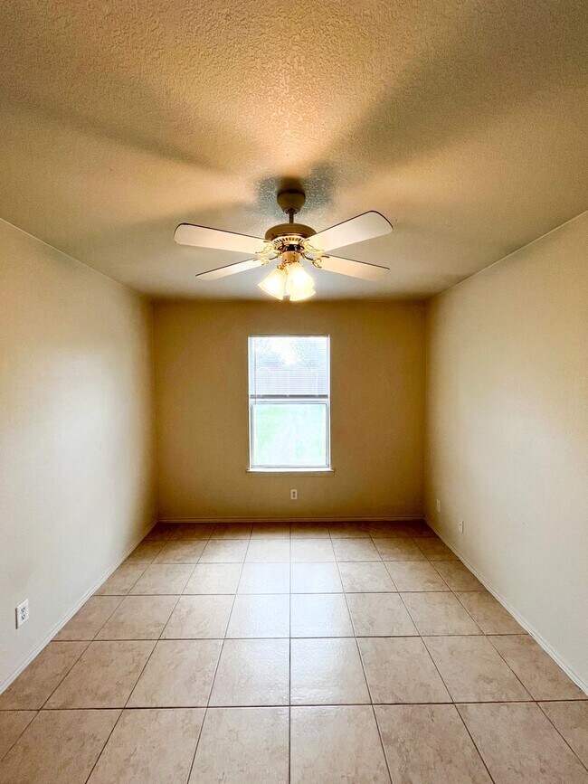 Building Photo - Available NOW!!!! Gorgeous 4 bedroom, 2 ba...