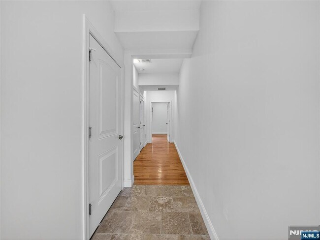 Building Photo - 524 Harrison Ave