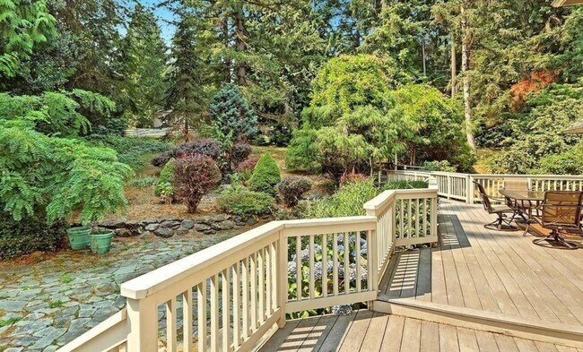 Building Photo - 4 Bedroom 3 Bath Spacious Home in Bellevue