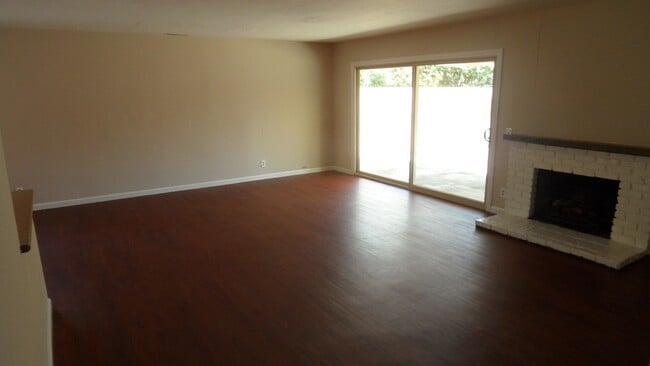 Building Photo - Spacious 6 Bedroom, 3 Bathroom, Single Fam...