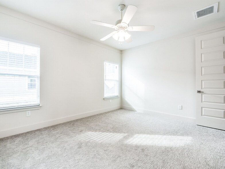 Building Photo - 2410 Amherst Ave